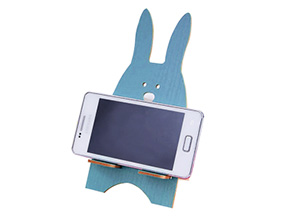 Porta telefono in legno tagliato a forma di coniglio
